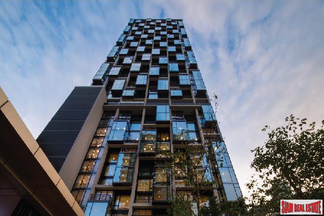 Newly Completed Ultra Luxury High-Rise Condo at Chidlom in the Pathumwan Area -Discount and Rental Guarantee 5% for 2 Years! 2 Bed Units